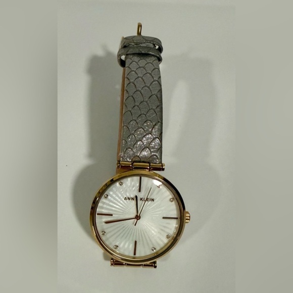ANNE KLEIN AK GOLD TONE CRYSTAL LIGHT GREY GENUINE LEATHER BRACELET WATCH - Picture 4 of 9